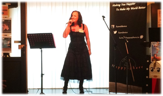 Cindy Faway chante au sein de l'espace Happysphere